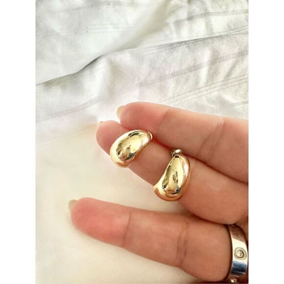 Gold modern style raindrop earrings - Picture 2 of 3